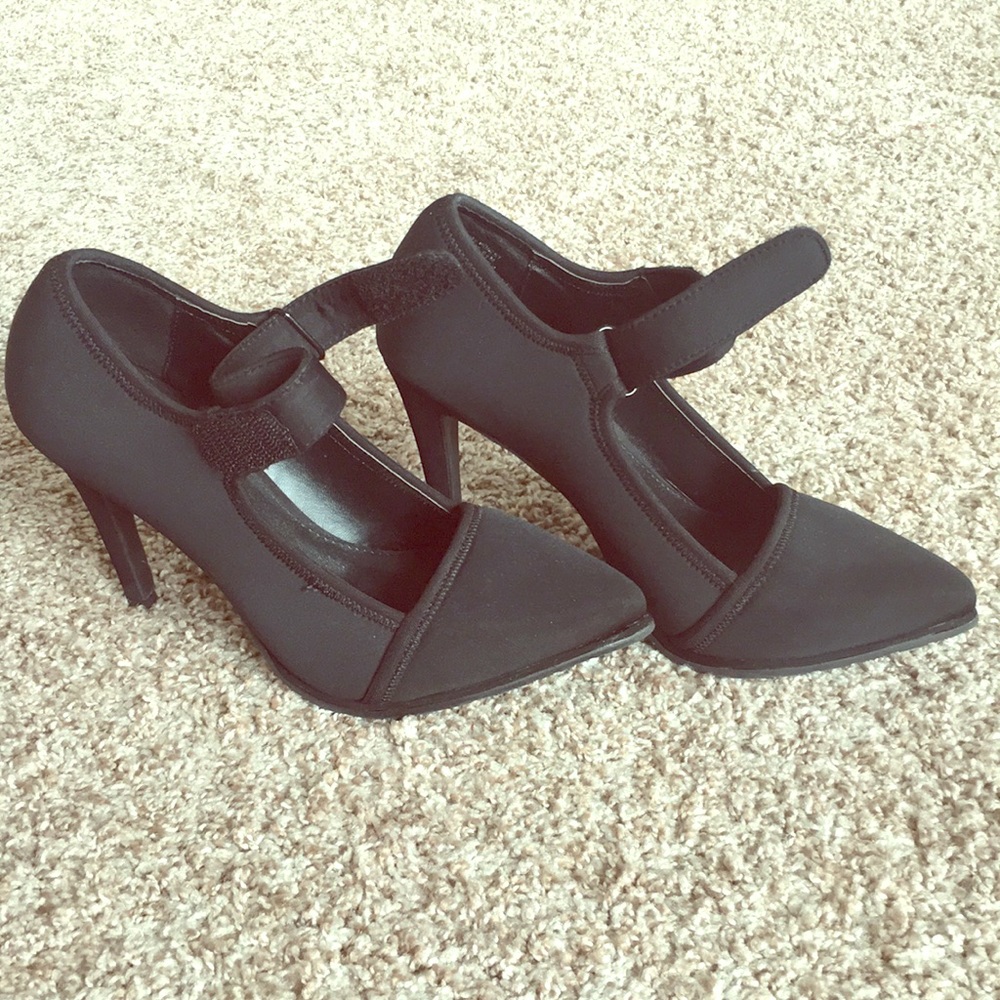 Kenneth Cole Bee Honest Pumps